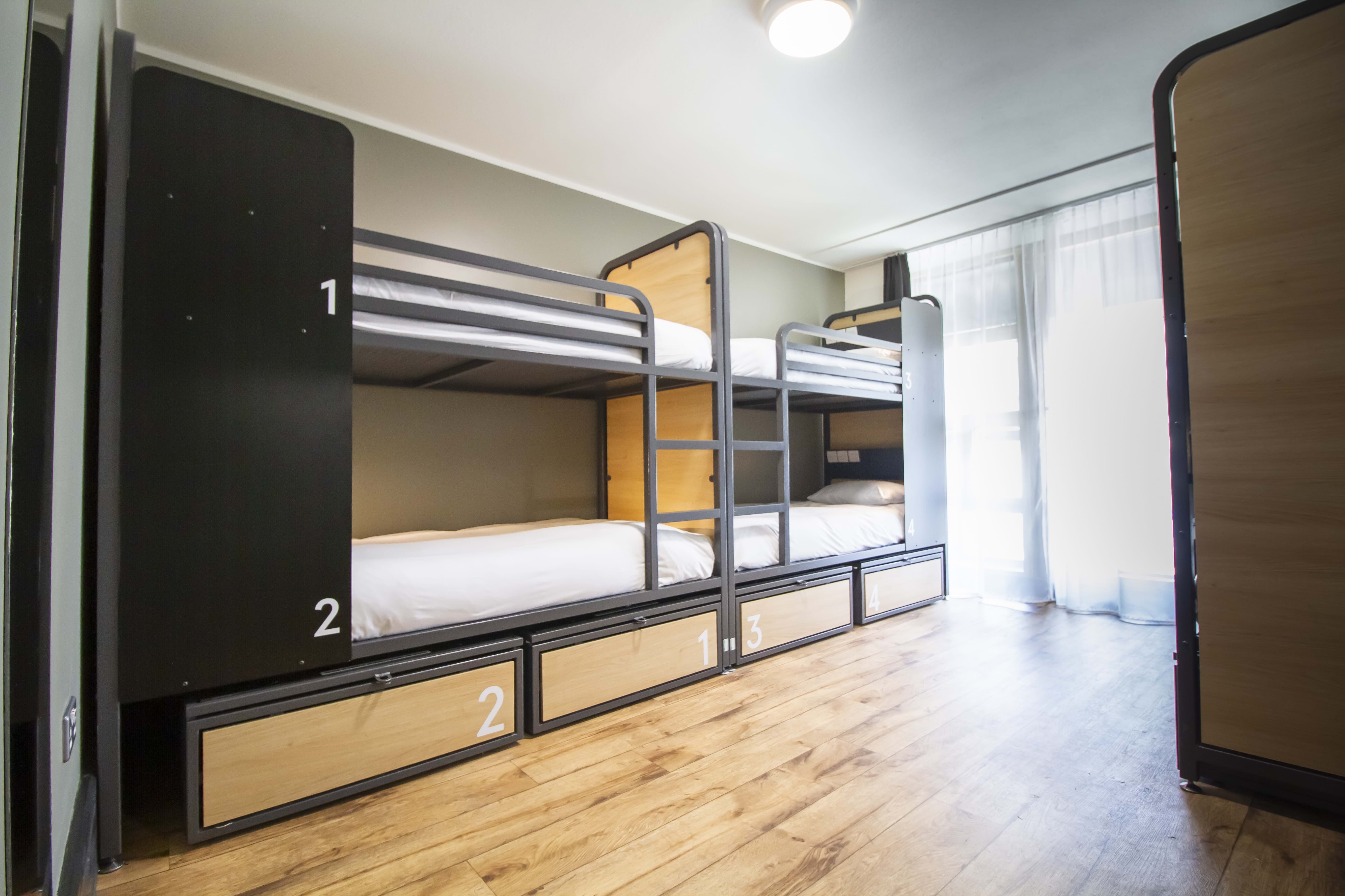 Cama en dormitorio de 5–6 camas con baño privado