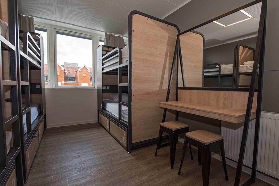 Cama en habitación compartida femenina de 6 camas