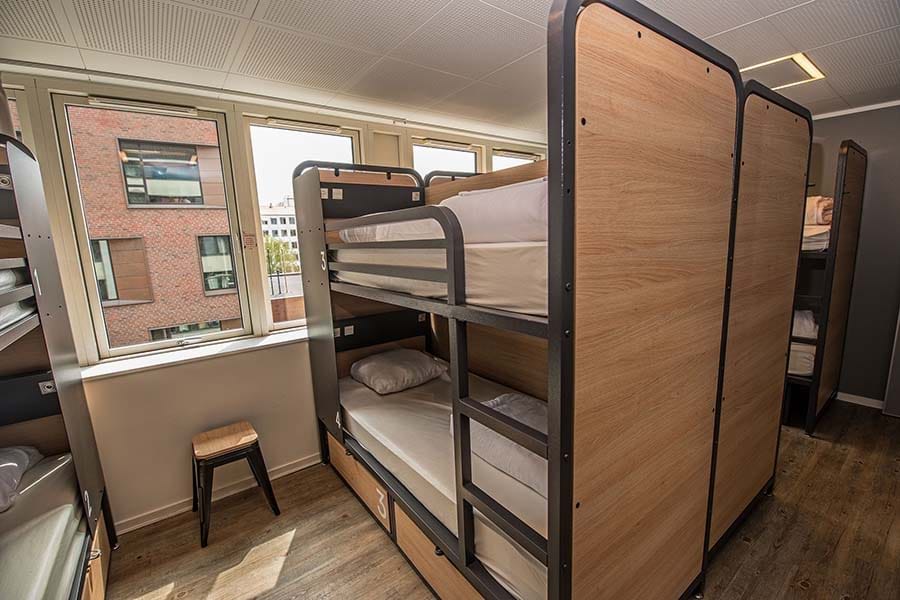 Cama en habitación compartida de 8 camas