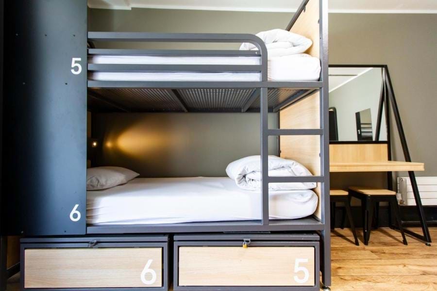 Cama en dormitorio femenino de 6 camas con baño privado