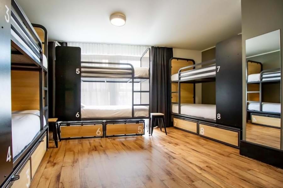 Habitación privada de 10 a 15 camas con baño privado