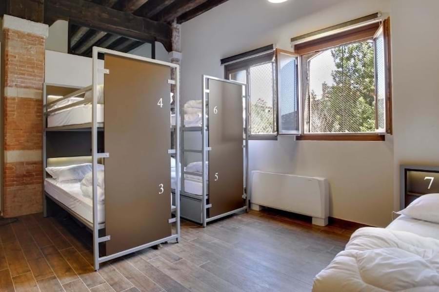 Lit en petit dortoir – salle de bains privée